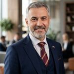 Профессиональный портрет уверенного юриста компании Империя Права на нейтральном фоне для раздела семейного права