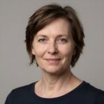 Портрет уверенного юриста по семейному праву компании Империя Права на нейтральном фоне